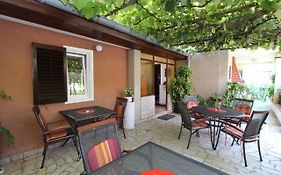 Rooms And Apartment Pina